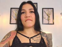 Hola, soy Angelina, una chica colombiana de 23 años, ¡amante
de los tatuajes! tengo un cuerpo definido, mido 1,53 cm de altura, tengo lapiel morena, buenos pechos y un buen trasero. Me llaman la reina de las
mamadas... Tengo un aspecto único y sorprendente, mis tatuajes representan
momentos importantes de mi vida o mi personalidad. Cubren un brazo, la espalda,
el cuello o incluso las partes más discretas, añadiendo un toque de misterio.
Soy segura y alternativa, con una imagen fuerte y auténtica.Mi apariencia es intensa y los tatuajes resaltan esa
combinación de creatividad, rebeldía y autoexpresión que me caracteriza. Me
gusta conocer gente, hablar, bailar, cantar. Uno de mis pasatiempos favoritos
es leer y escuchar música. Me gusta ser juguetona, me gusta mucho estar aquí
para disfrutar, experimentar y alcanzar el clímax, podemos divertirnos juntos.
Me encanta jugar con mis juguetes y hacer diferentes shows.
Soy voyeur y me excita mucho verte correrte
dentro de mí, creo que lo más sexy del mundo es verte disfrutar de mí