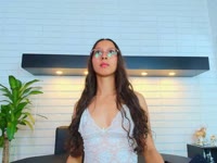 Je suis une fille colombienne, je me considère calme, joyeuse, charismatique, sociable et disciplinée, j