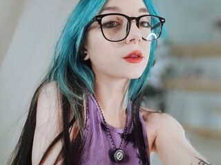 girl topless BonnieBreed