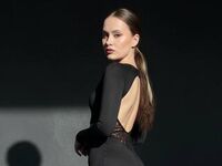 naughty camgirl fingering shaved pussy EmilyGiffin