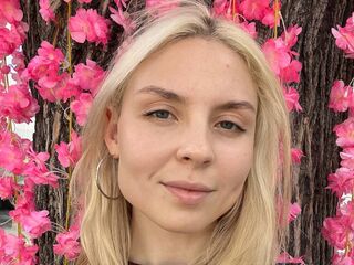 camgirl playing with vibrator BereniceBossom