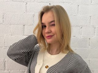 camwhore fingering shaved pussy CamillaCapoccia