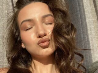 live-chat DinaSweeny