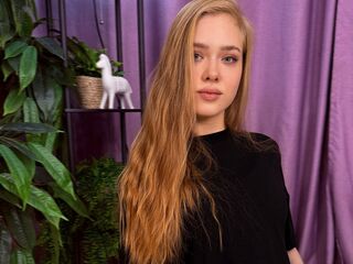 naked girl with webcam masturbating with vibrator JuliMiu