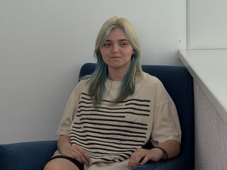 naked girl with cam LauriMagnie