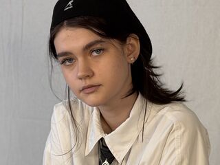 naughty camgirl LeannMolineaux