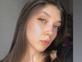 cam girl playing with vibrator LienFlanders