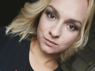 camwhore fingering shaved pussy NellieLynn